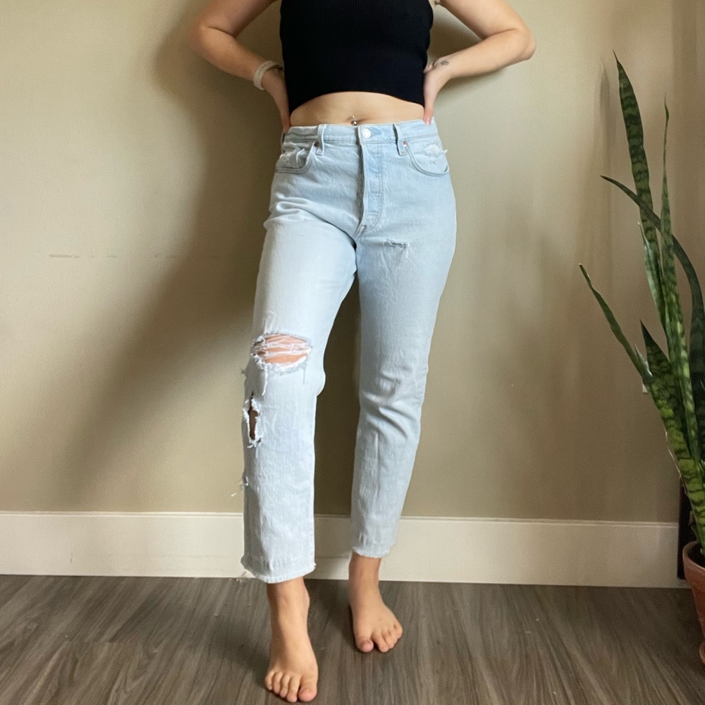Levi’s premium Wedgie Straight button fly light Wash Jeans- flawed